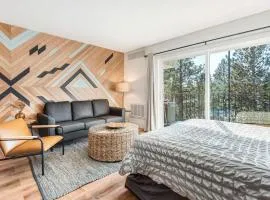Riverfront condo with balcony near downtown Bend