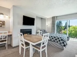 Downtown Condo with Riverview & Balcony