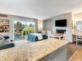 Condo near Downtown Bend - Top-floor with Riverview、ベンドのホテル