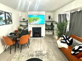 Bright Modern & Spacious 2-Bedroom Apartment - Opposite Penge East Station - 15 mins to Central London!