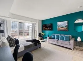 Downtown Oasis Sleek Suite by Yonge Dundas Sq