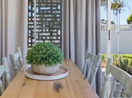 Coastal Escape with Courtyard and Parking, hotel sa Redcliffe