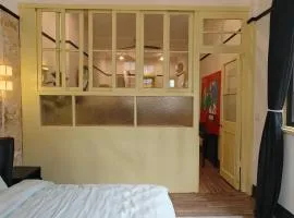 Cozy and classic 2 bedrooms close West Nanjing Road