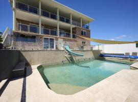 Family Coastal Retreat with Pool and Balcony Views, hotell sihtkohas Woolgoolga
