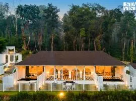 StayVista at Mudra Tattva - Pvt Pool,Lawn,Jacuzzi 2BR Luxury Rooms