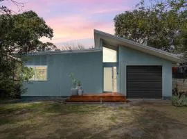 Cosy Getaway with Fireplace and Spacious Backyard