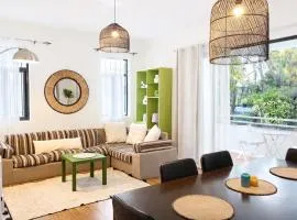 Charming 3 bedroom apartment, pool, 2 mins walk from the beach