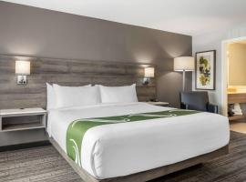 Quality Inn & Suites Amsterdam, хотел с паркинг в Фредериктън