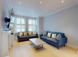 Spacious 3-Bed London Home with Garden Near West Ealing Station – hotel w mieście Greenford