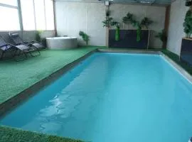 נוף הכפר - 6 חדרי אירוח לזוגות ומשפחות עם ג'קוזי ובריכה מחוממת משותפים במתחם