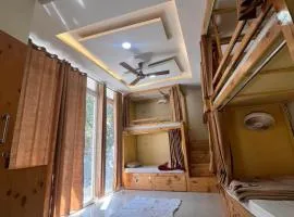 Solo Nari Backpackers Rishikesh