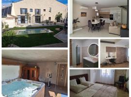 Camargue - escapade romantique - jacuzzi privatif, Hotel in Saint-Gilles