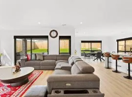 Norling Vista - Spacious Modern Retreat for Families