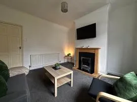 Comfortable 2-Bed Home with Parking & Garden Fast WiFi Near Town