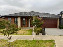 Stunning 4 X Bed Holiday Home In Kalkallo - Only 28KM From MEL Airport, hotel v mestu Kalkallo