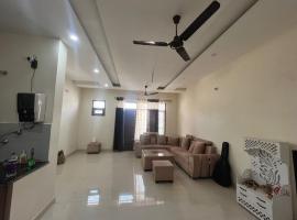 2bhk independent flat, hotelli kohteessa Kharar