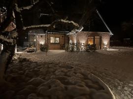 Traumhafte Ferienwohnung am Park, großer Balkon, voll ausgestattete Küche, Schreibtisch, WiFi, Smart TV, Carport, Wallbox, Fahrräder, hotel em Scheessel