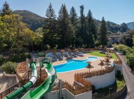 Camping maeva Escapades du Château de l'Hom, hotel i LʼEstréchure