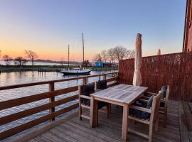 Pirateninsel - Luxus-Residenz mit privaten Spa, Kamin, Meerblick & Gym, pezsgőf&uuml;rdővel rendelkező sz&aacute;lloda Fehmarnban