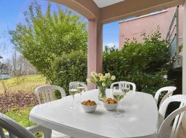 T3 chaleureux avec terrasse et piscine chauffée, Hotel in Prayssac