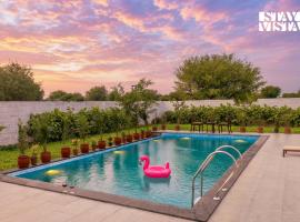 StayVista at Mustang Meadow - Pool, Lawn & WiFi, Hotel in Jaipur