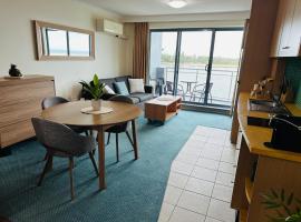 1 Bedroom Waterfront Apartment - Rooftop Pool & Spa, hótel í The Entrance