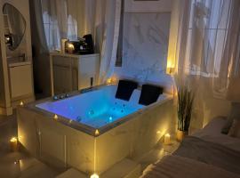 Love White Room Privée avec Spa privatif、トゥールコワンのホテル