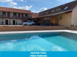 Penzion Tr&ouml;dler, hotel com piscina em Brod nad Dyj&iacute;