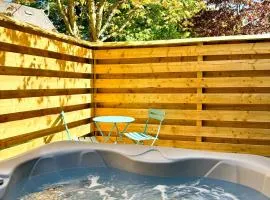 Lugh 9 - Hot Tub-Perth-Pets-Luxury-Hunting Tower