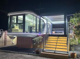 Luxury Capsule Haus Phuket, hotel a Panwa Beach