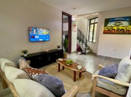 Ngashes Homestay - Near Mwenge Woodcavers Market, hotel com estacionamento em Nkunjila