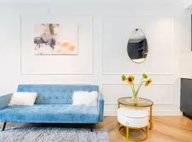 Modern new listing, 1 Bedroom ensuite with city views, separate living room, dining room and kitchen, balcony, Solar power and fast wifi, at the heart of Cape Town