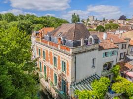 Beautiful large stylish villa centrally located in Pons, Hotel in Pons