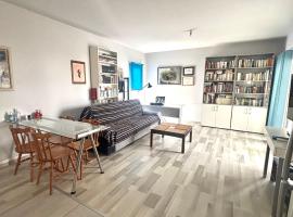 Spacious 1 bedroom apartment with an attic bedroom, hotel din Strovolos