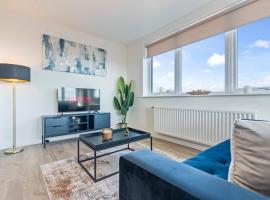 Thameside Suite - Free Parking - 2 BR - Heathrow, khách sạn ở Staines