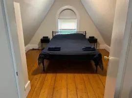 Nice 1BR, 3d floor, near MIT, free parking