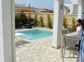 Villa con piscina vicino Torre Lapillo，托雷拉皮洛的飯店