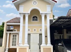 Galareka House 1 - Full house with 3 BR in Mojosongo, Solo, hotel u gradu Plosokerep