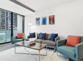 Luxury 3 Bedroom Apartment in Melbourne CBD with Pool, Gym & Skyline Views