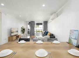 Spacious 3BR BKK NEAR 3 Private Bathrooms FAMILY STAY، فندق في Min Buri