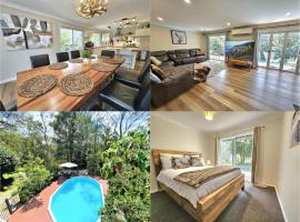 Luxury Mountain Retreat with Gym, Heated Private Pool & Bush Views، فندق في سبرينجوود