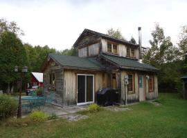 Chalet Saint-Thomas, cabin in LʼAnse-Saint-Jean