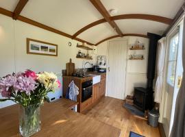 Dartmoor Secluded Shepherds Hut at The Shrubbery, River Walkham, Horrabridge, Yelverton, hotel di Tavistock