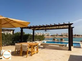 Heated Pool 4BR Villa, Lagoon Front, Ancient Sands - OllyStays