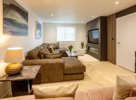 Luxe Detached 3 Bed Luxe House on Exclusive Private Estate Close to Coast Free Hot Tub Sleeps 6 Private Parking for 2 Cars