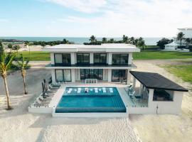 Ocean Oasis Villa - Luxury Villa + Full Concierge!, hotel din Rokers Point Settlement