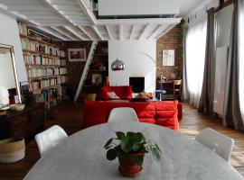 Loft style condo 4 people in central and trendy Paris، شقة في باريس