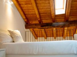 Piazza del Lago Suites - Menaggio, hotell i Menaggio