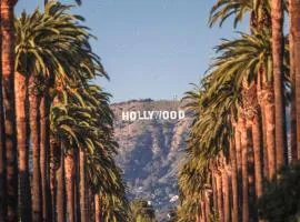 Snazzy 3BR Apt Hollywood with Pool & Spa