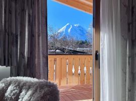 Chalet Hirschegg - modernes Dorfchalet mit Panorama, hotel i Leutasch